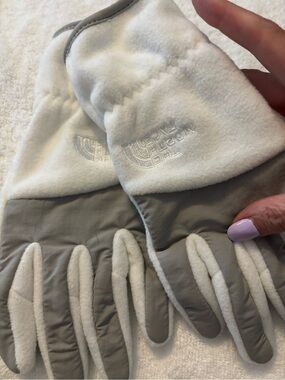 Women’s Northface winter gloves – size medium